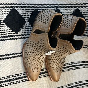 New with tags Ariat ankle boots-Light tan leather